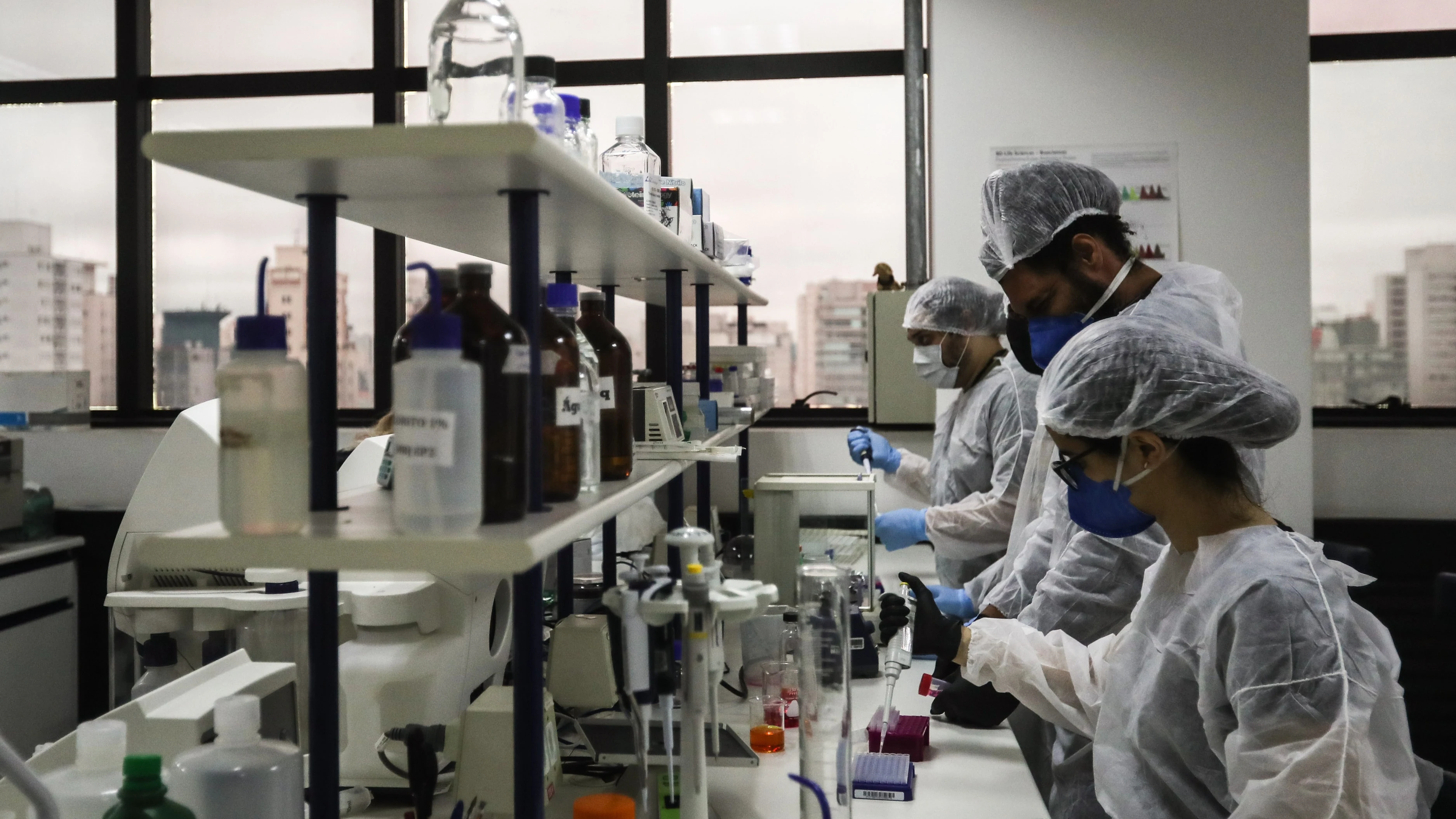 Imagen de archivo de personas trabajando en una investigaci&oacute;n sobre el VIH