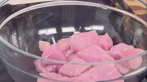 Salpimienta, riégalos con un chorrito de aceite y mezcla bien Salpimienta, riégalos con un chorrito de aceite y mezcla bien