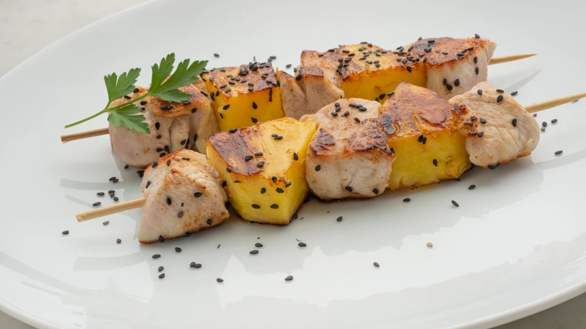 Receta ligera, f&aacute;cil y r&aacute;pida de Karlos Argui&ntilde;ano: brocheta de pavo y pi&ntilde;a