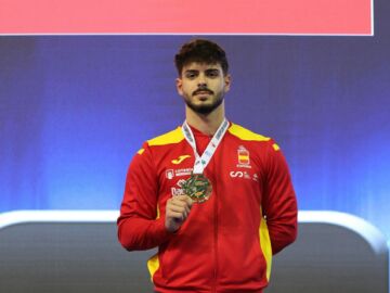 Alejandro Jiménez posa con la medalla de campeón de Europa júnior +76 kg