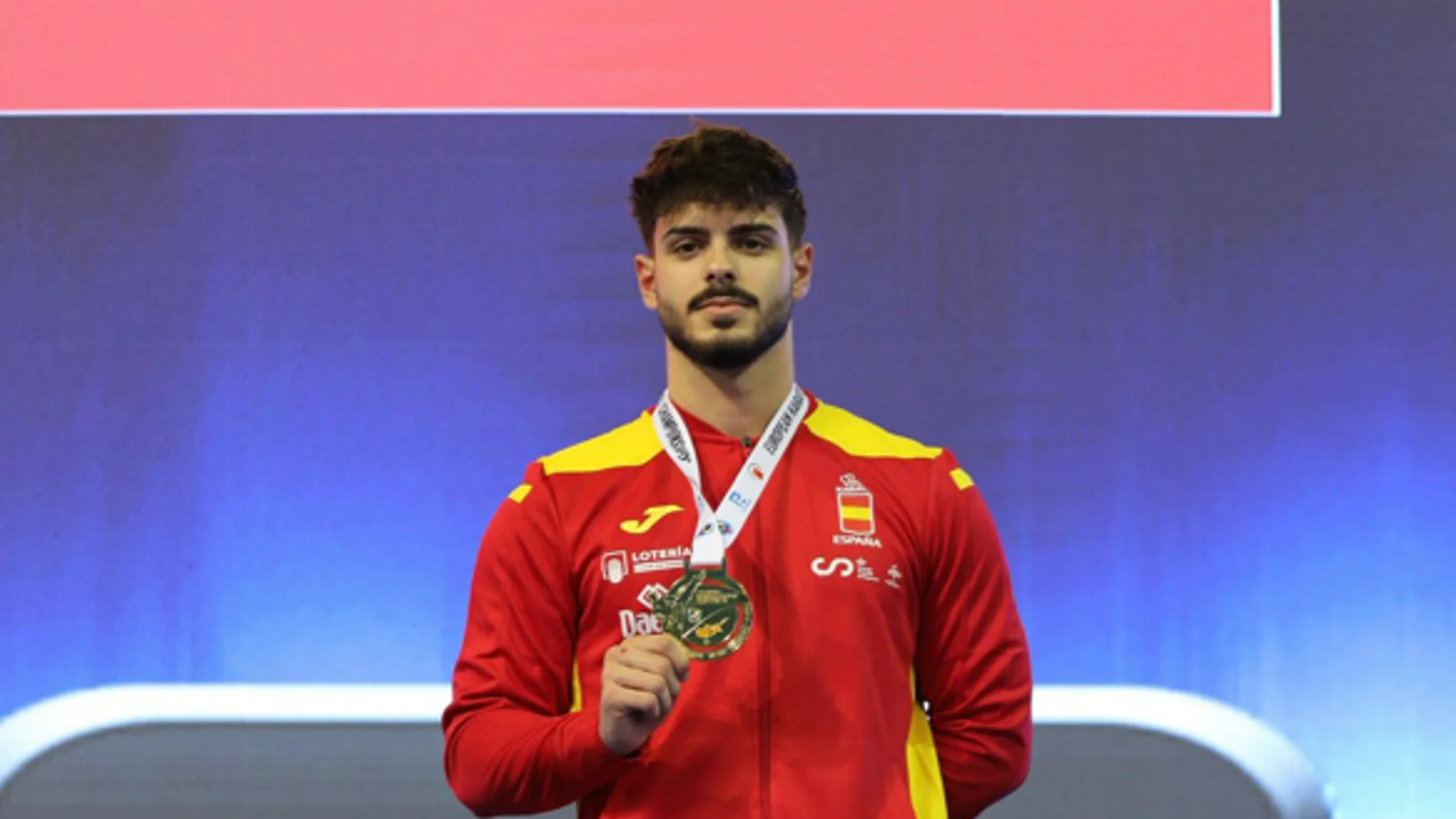 Alejandro Jiménez posa con la medalla de campeón de Europa júnior +76 kg