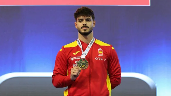 Alejandro Jiménez posa con la medalla de campeón de Europa júnior +76 kg Alejandro Jiménez posa con la medalla de campeón de Europa júnior +76 kg