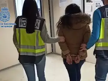 El arresto de la mujer tras abandonar en casa a su hija El arresto de la mujer tras abandonar en casa a su hija