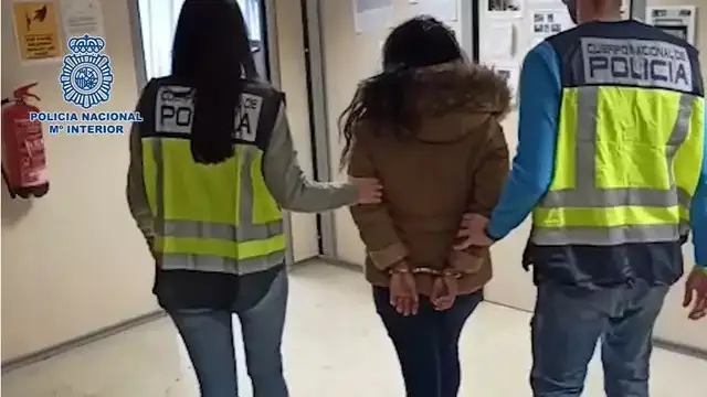 El arresto de la mujer tras abandonar en casa a su hija El arresto de la mujer tras abandonar en casa a su hija