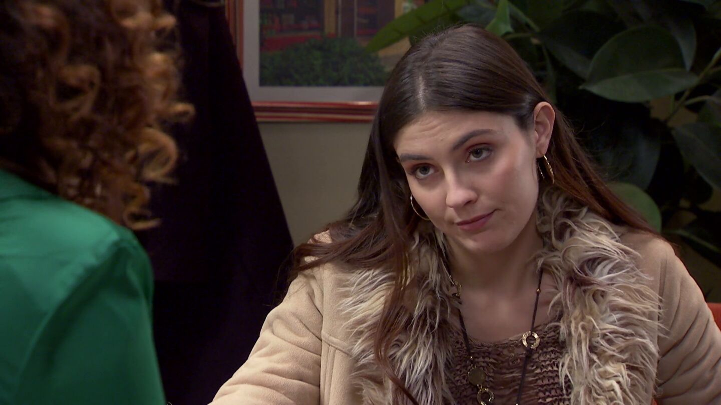 Andrea se sincera con su madre sobre la situación de Alberto: “Su familia no es lo que parece”