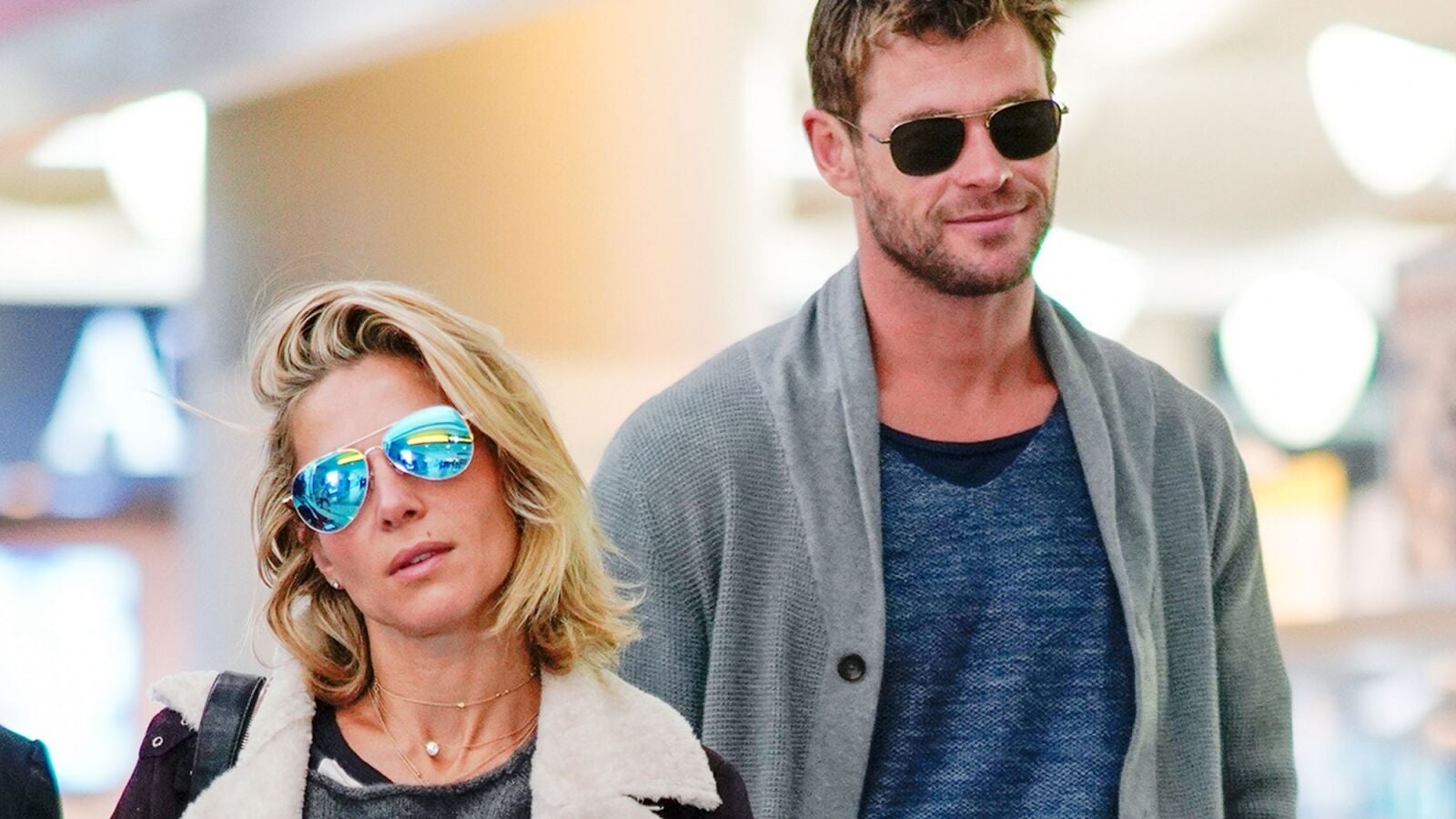 Chris Hemsworth, a pecho descubierto en la nieve en su viaje 