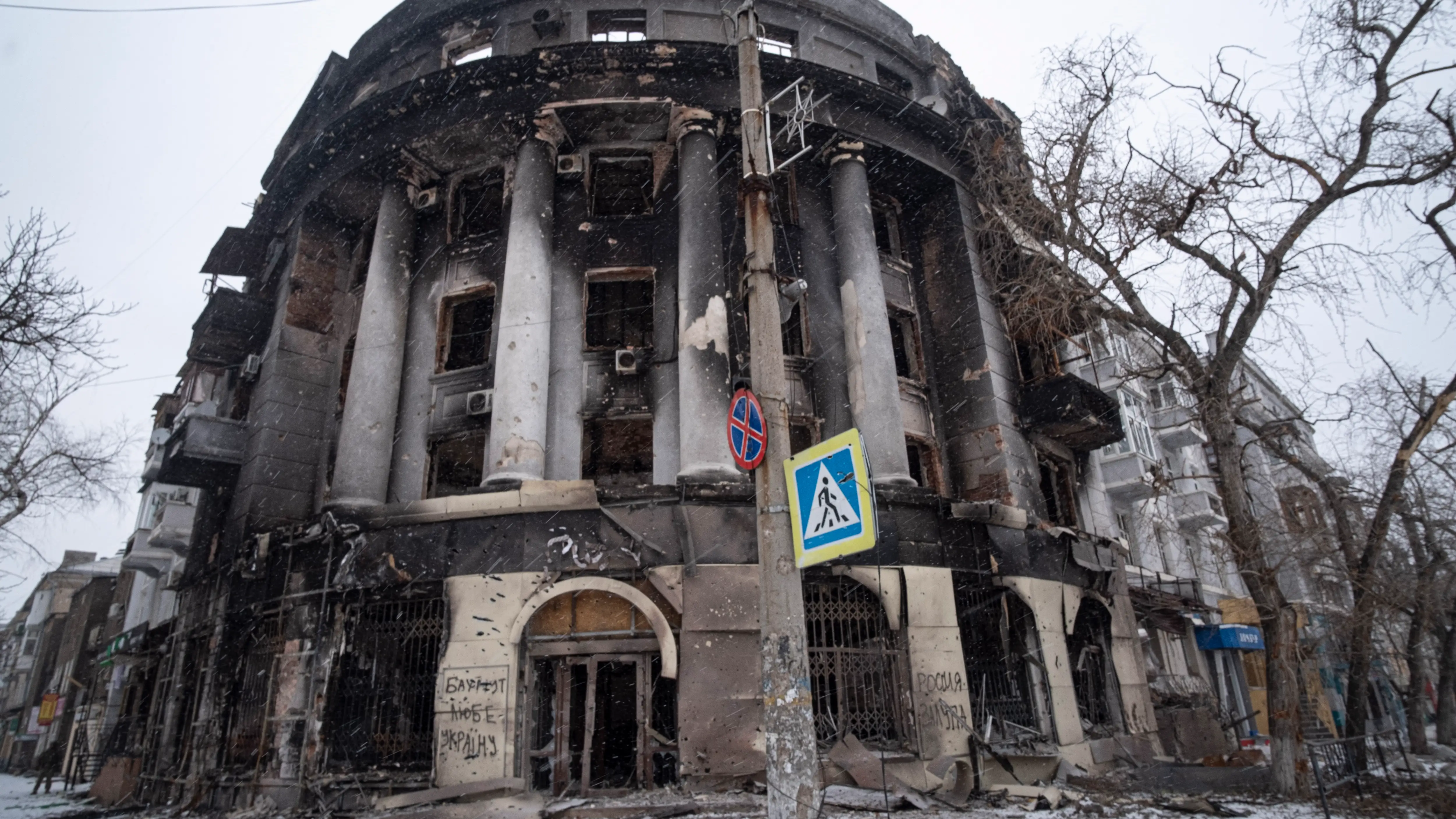 Un edificio bombardeado en Bajmut, Ucrania Un edificio bombardeado en Bajmut, Ucrania