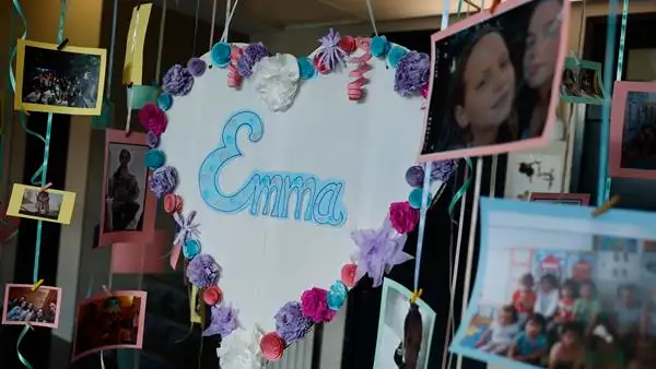 Cartel en recuerdo de Enma