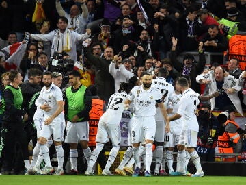 Los jugadores del Real Madrid celebran el gol de Militao ante el Liverpool