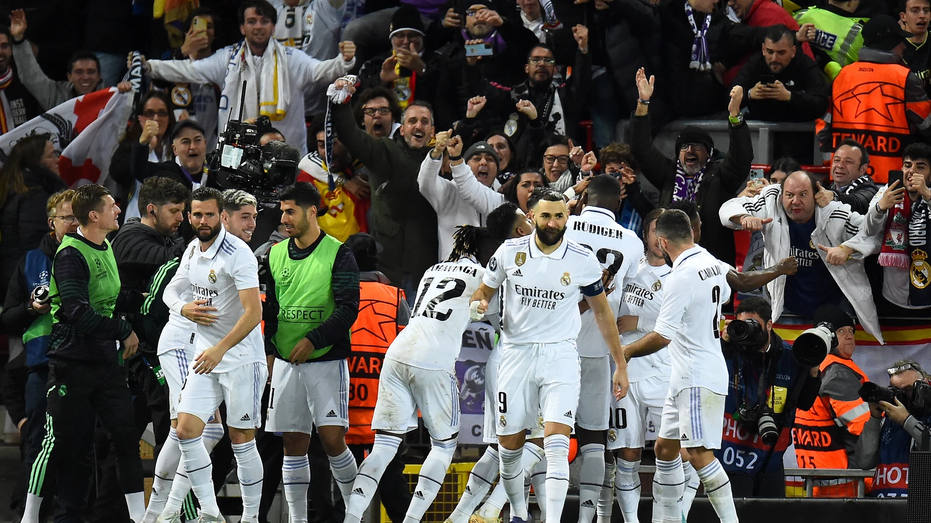 Los jugadores del Real Madrid celebran el gol de Militao ante el Liverpool