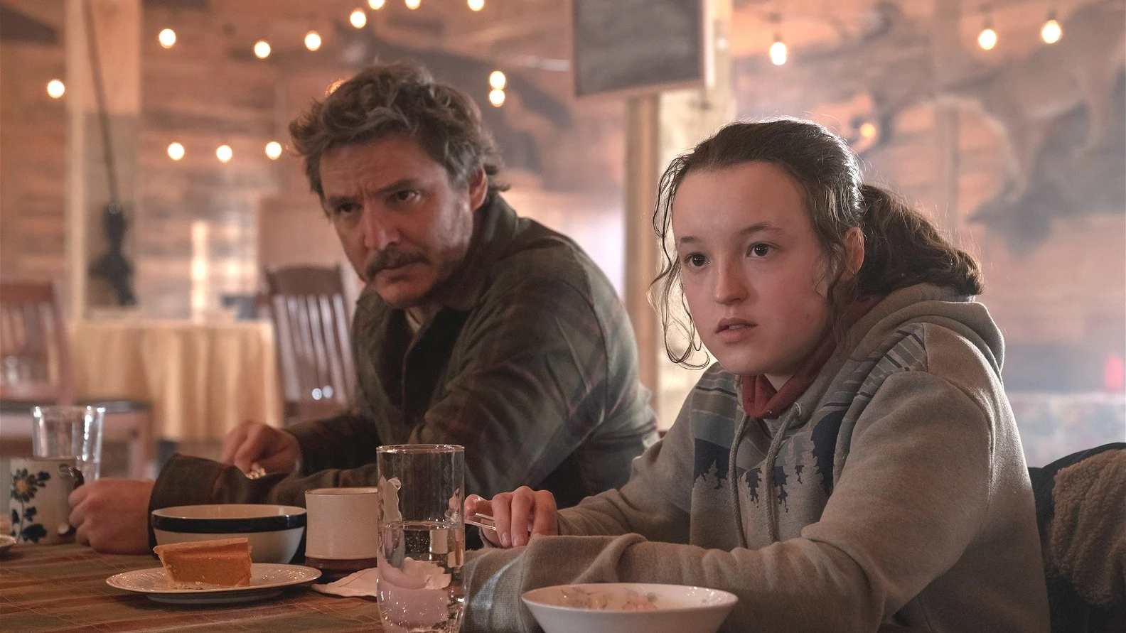 Pedro Pascal y Bella Ramsey como Joel y Ellie en 'The Last of Us'