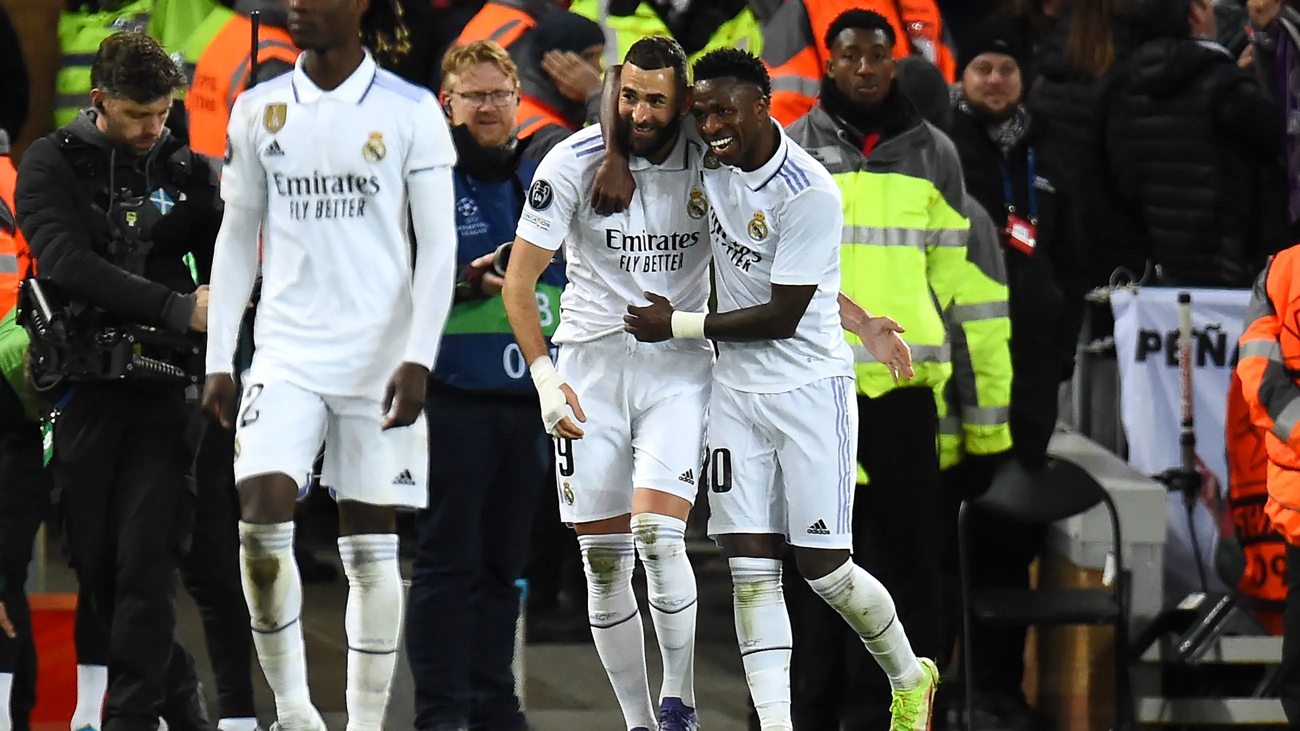 Benzema y Vinicius celebran el segundo gol del francés ante el Liverpool Benzema y Vinicius celebran el segundo gol del francés ante el Liverpool