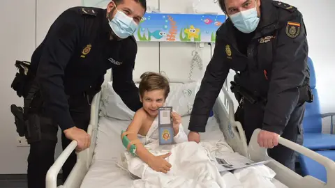 El pequeño de seis años con los agentes El pequeño de seis años con los agentes