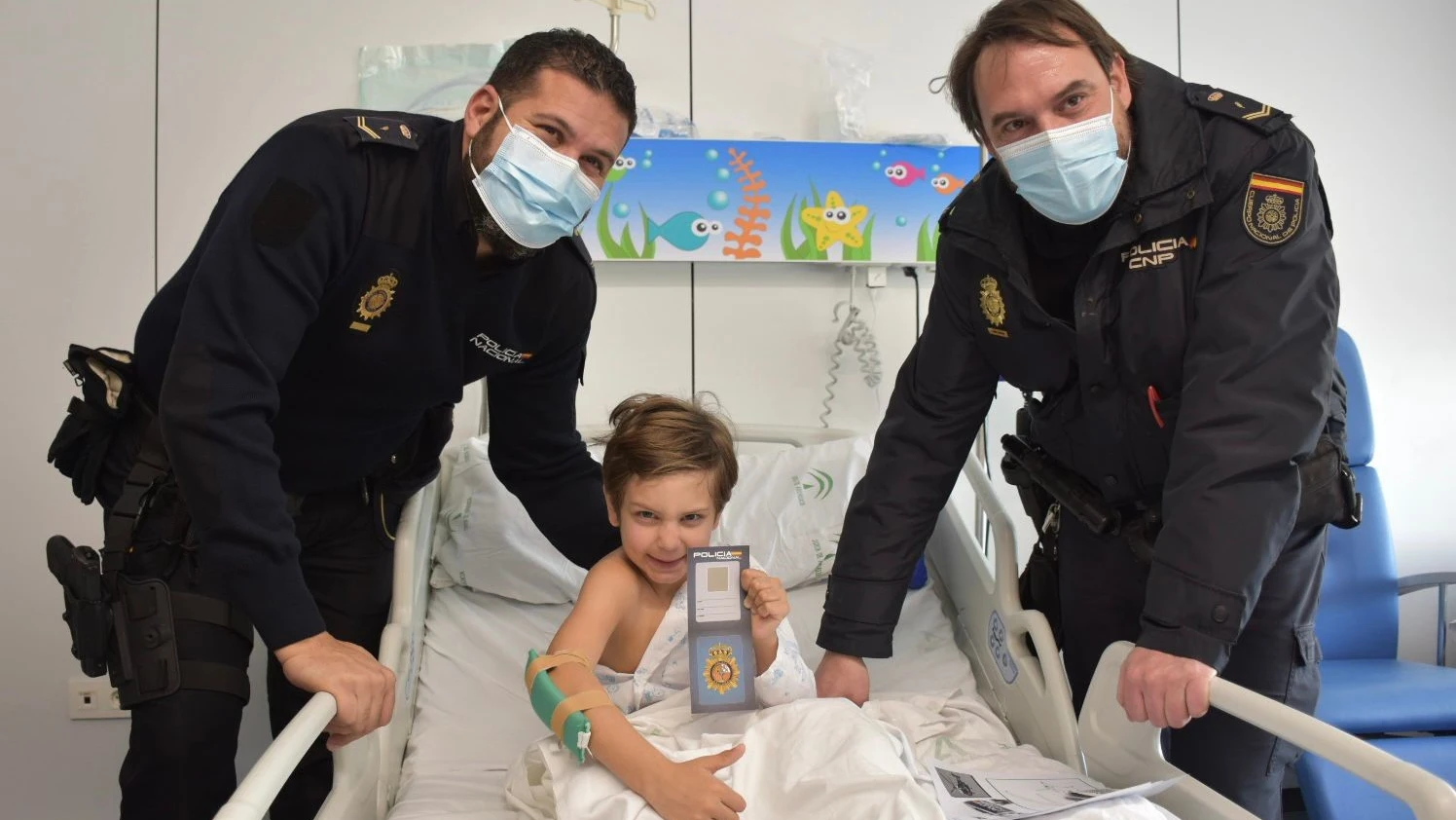 El peque&ntilde;o de seis a&ntilde;os con los agentes