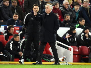 Carlo Ancelotti da instrucciones en su equipo en la banda de Anfield Road