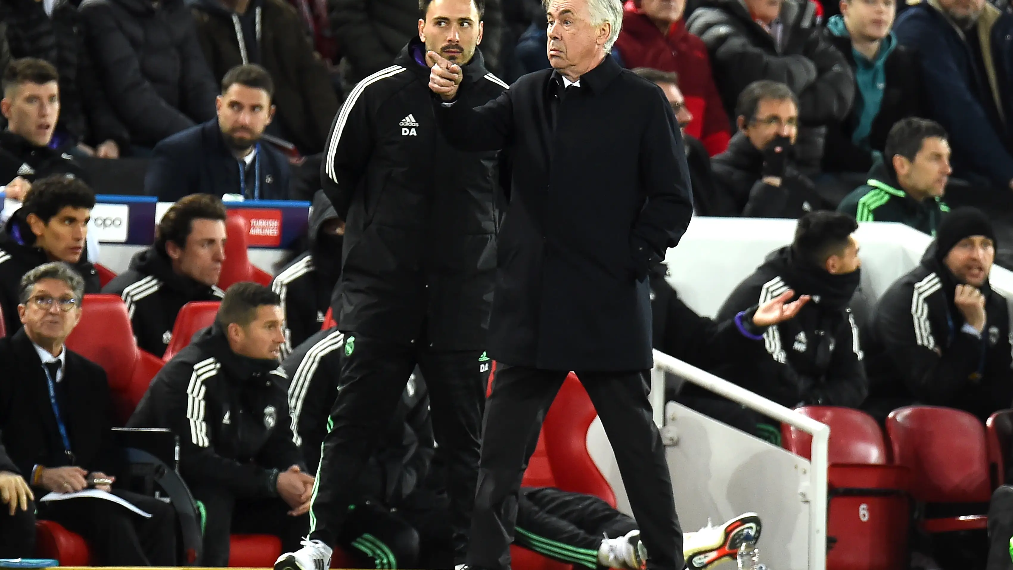 Carlo Ancelotti da instrucciones en su equipo en la banda de Anfield Road