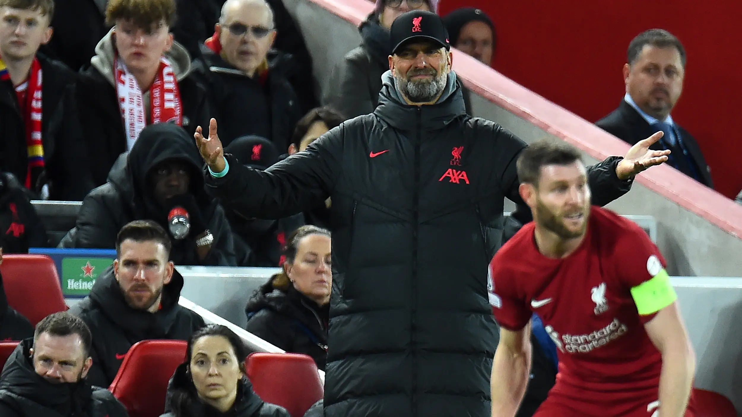 J&uuml;rgen Klopp gesticula en la banda de Anfield
