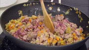 Añade las carnes, salpimiéntalas, mezcla bien y cocínalas un poco