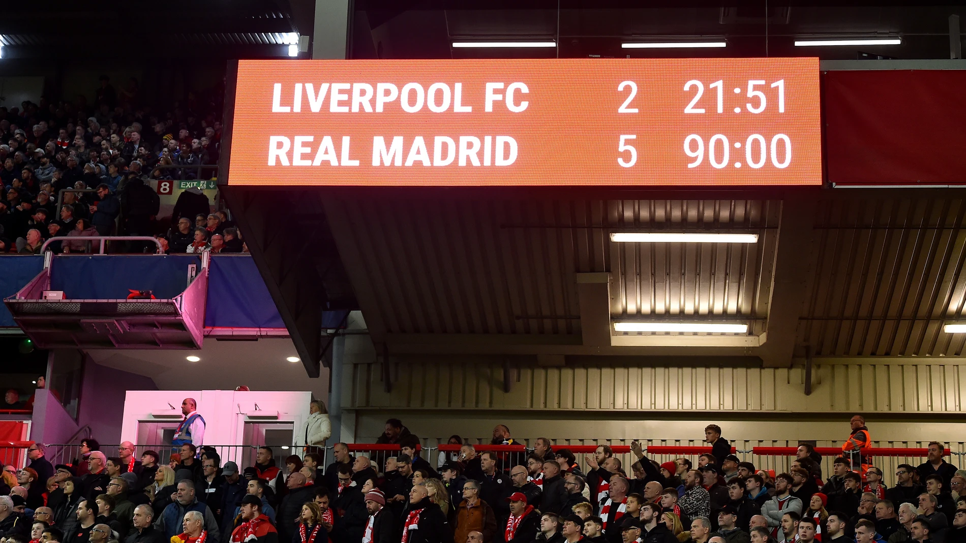 El marcador electrónico de Anfield refleja el 2-5 final del Liverpool - Real Madrid