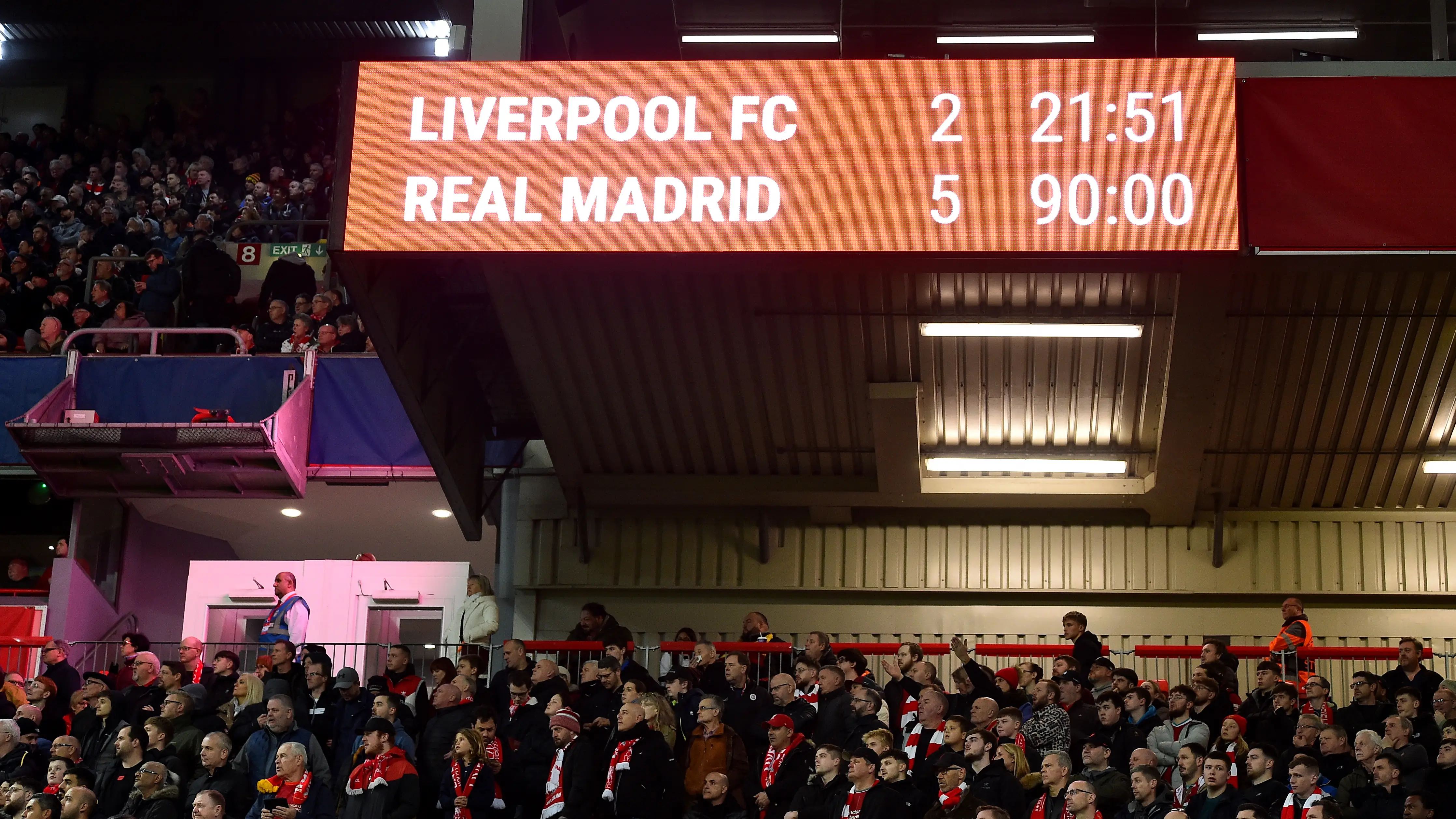 El marcador electrónico de Anfield refleja el 2-5 final del Liverpool - Real Madrid El marcador electrónico de Anfield refleja el 2-5 final del Liverpool - Real Madrid