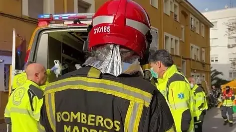 Los bomberos y efectivos del Samur en el lugar del incendio. Los bomberos y efectivos del Samur en el lugar del incendio.