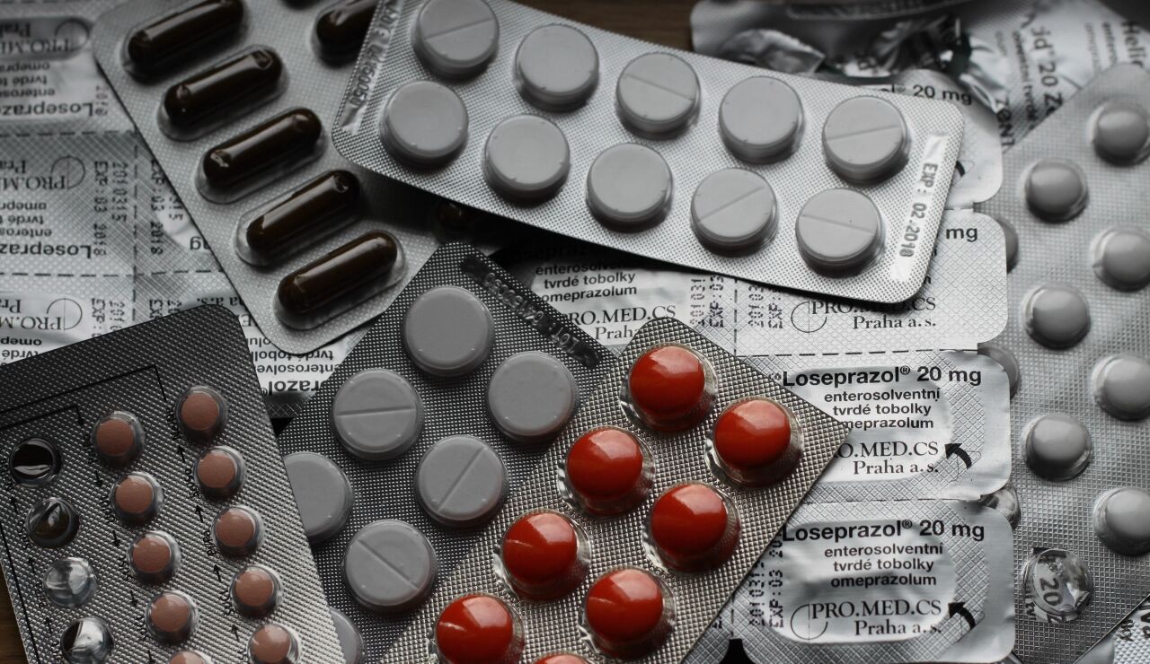 Imagen de archivo de varias pastillas y medicamentos