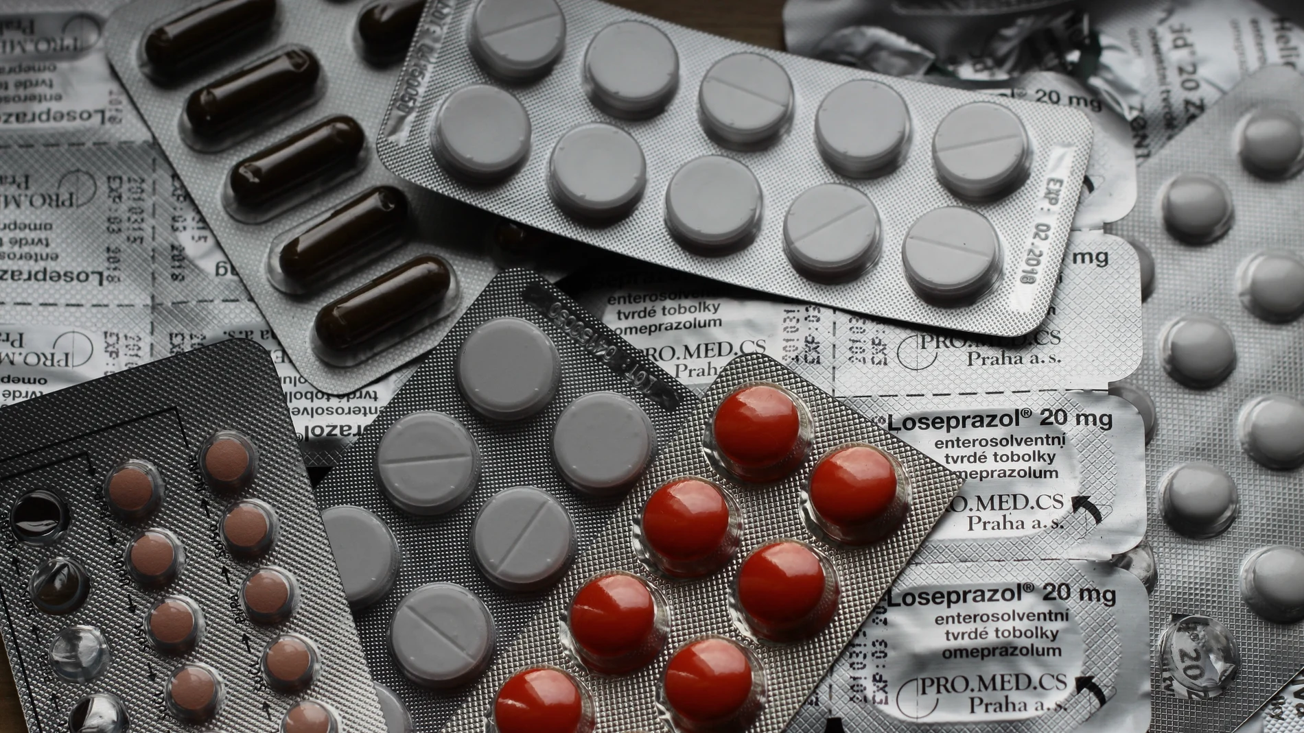 Imagen de archivo de varias pastillas y medicamentos