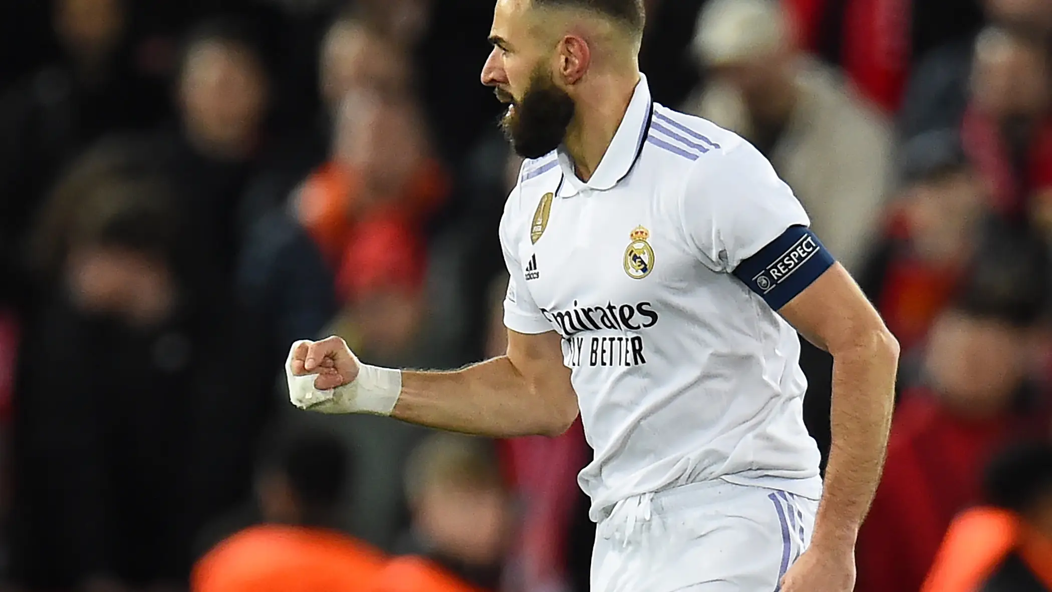 Benzema celebra uno de sus dos goles en Anfield Benzema celebra uno de sus dos goles en Anfield