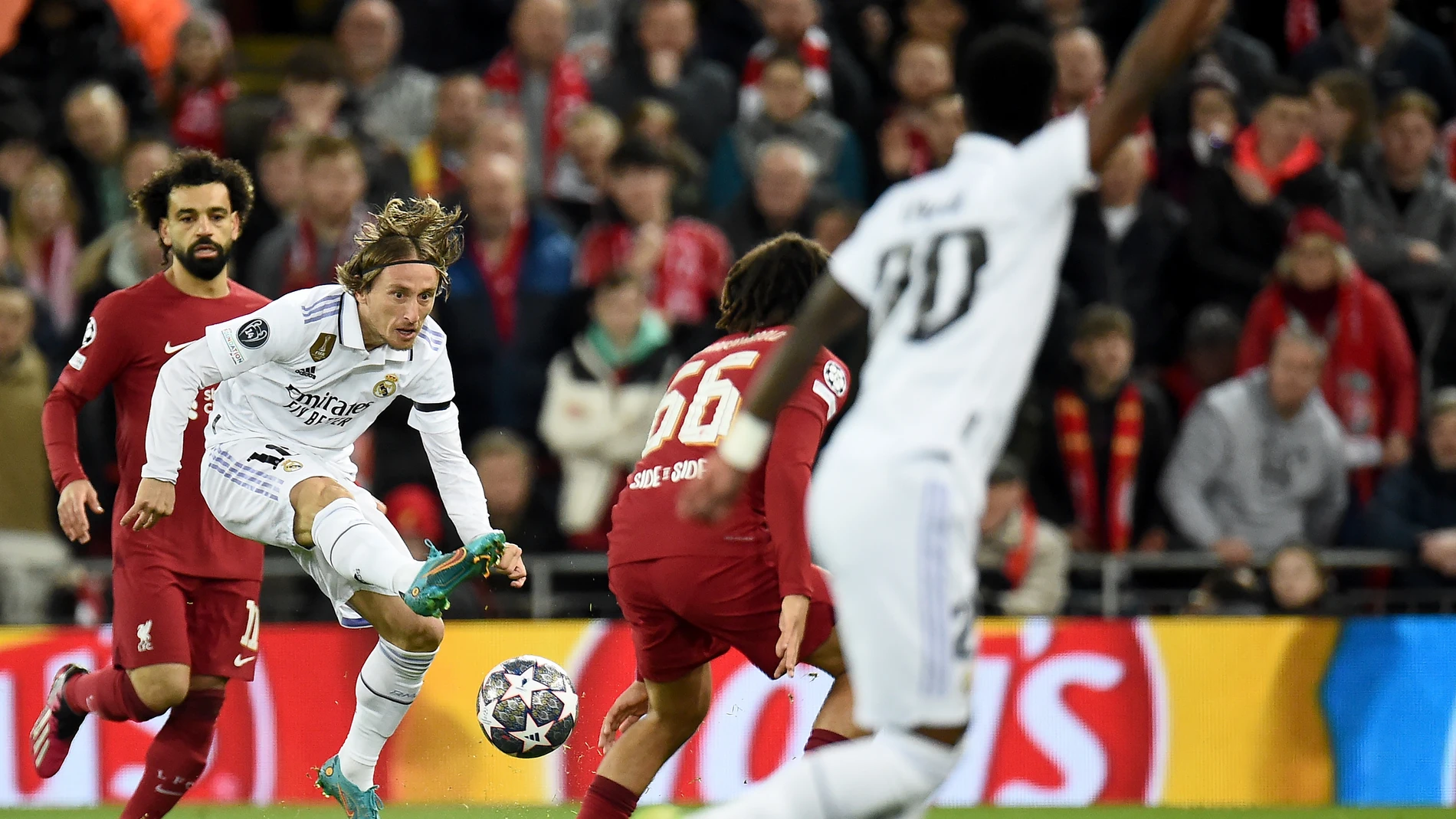 Luka Modric, en acción ante el Liverpool en Anfield