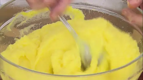 Condiméntalo con sal y pimienta, y mezcla bien. Condiméntalo con sal y pimienta, y mezcla bien.