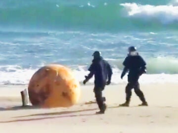 Bola esférica de hierro en una playa de Japón