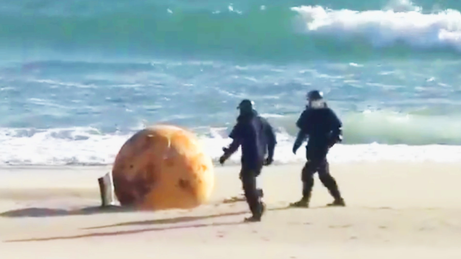Aparece una gigante bola de hierro en una playa de Japón