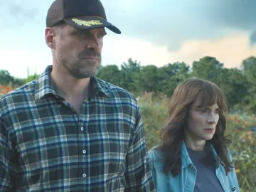 David Harbour y Winona Ryder en 'Stranger Things' David Harbour y Winona Ryder en 'Stranger Things'