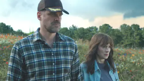 David Harbour y Winona Ryder en 'Stranger Things' David Harbour y Winona Ryder en 'Stranger Things'