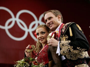 Roman Kostomarov, junto a Tatiana Navka tras ganar el Oro en los JJOO de 2006