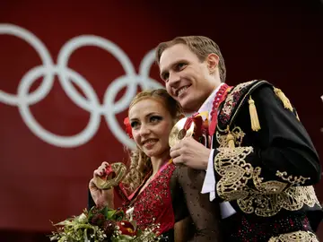 Roman Kostomarov, junto a Tatiana Navka tras ganar el Oro en los JJOO de 2006 Roman Kostomarov, junto a Tatiana Navka tras ganar el Oro en los JJOO de 2006