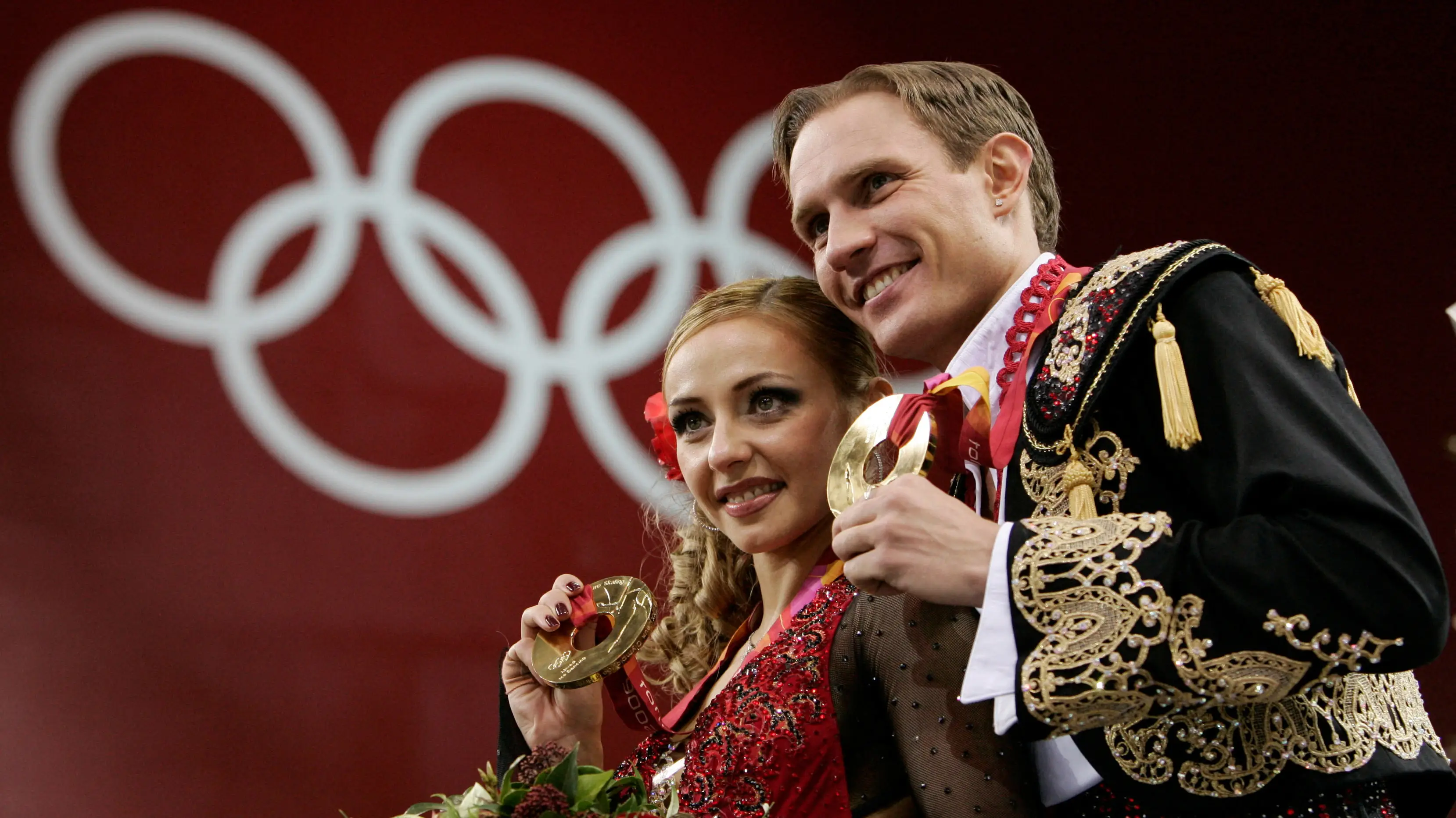 Roman Kostomarov, junto a Tatiana Navka tras ganar el Oro en los JJOO de 2006