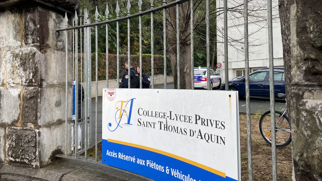 Vista de la entrada del colegio Santo Tomás de Aquino de San Juan de Luz, en el País Vasco francés Vista de la entrada del colegio Santo Tomás de Aquino de San Juan de Luz, en el País Vasco francés