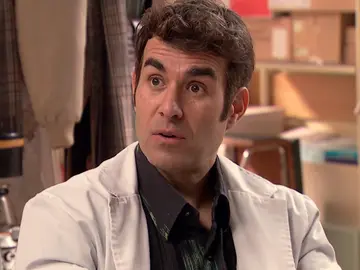 Los celos invaden a Hugo al ver a Rocío ligando con un cliente: “Esto no es un bar” Los celos invaden a Hugo al ver a Rocío ligando con un cliente: “Esto no es un bar”