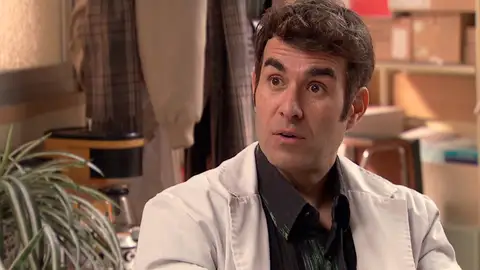 Los celos invaden a Hugo al ver a Rocío ligando con un cliente: “Esto no es un bar” Los celos invaden a Hugo al ver a Rocío ligando con un cliente: “Esto no es un bar”