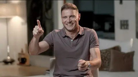 La disparatada represalia de Lopera a Joaquín al fichar por el Valencia: ¡Obligó al jugador a presentarse en Albacete! La disparatada represalia de Lopera a Joaquín al fichar por el Valencia: ¡Obligó al jugador a presentarse en Albacete!