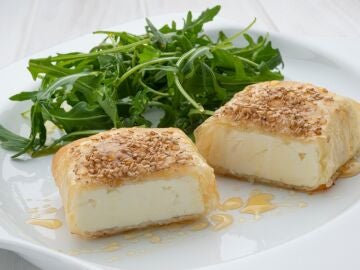 Mezcla dulce y salado con la receta fácil de queso feta al horno con semillas de sésamo, de Arguiñano