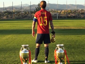 Sergio Ramos posa con las dos Eurocopas y el Mundial que ganó como jugador de la Selección