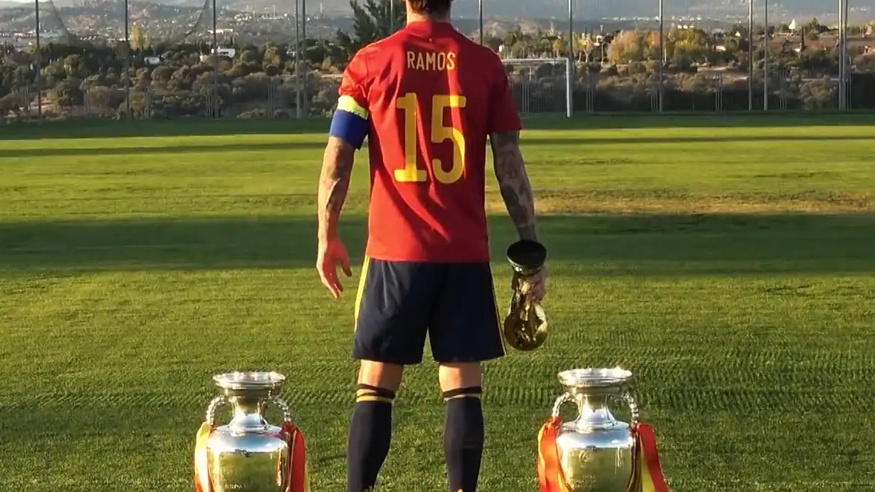 Sergio Ramos posa con las dos Eurocopas y el Mundial que gan&oacute; como jugador de la Selecci&oacute;n