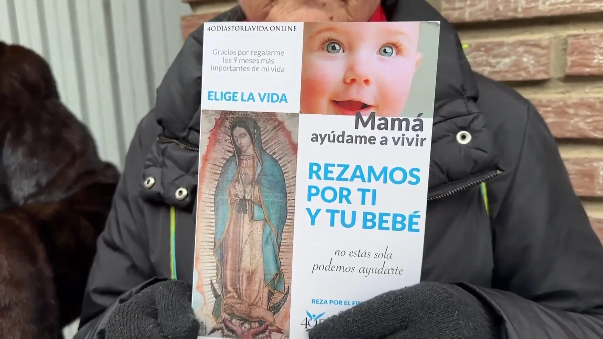Rezos ante una cl&iacute;nica abortista