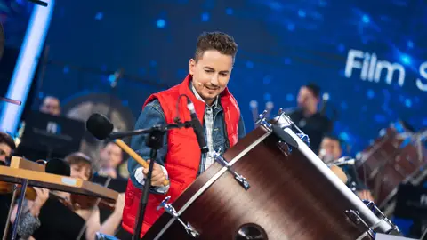 Un increíble Jorge Lorenzo viaja al futuro con la Film Symphony Orchestra Un increíble Jorge Lorenzo viaja al futuro con la Film Symphony Orchestra