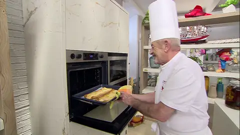 Hornea (horno precalentado) los hojaldres a 200º durante 20-25 minutos Hornea (horno precalentado) los hojaldres a 200º durante 20-25 minutos