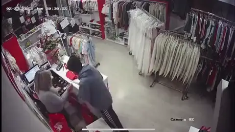 El vídeo del atraco en la tienda de ropa de Valencia El vídeo del atraco en la tienda de ropa de Valencia