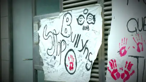 Los familiares de las gemelas de Sellent insisten en que sufrían bullying: "Nadie hizo nada hasta que ha pasado esto" Los familiares de las gemelas de Sellent insisten en que sufrían bullying: "Nadie hizo nada hasta que ha pasado esto"