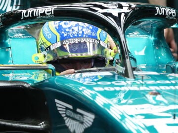 Fernando Alonso subido al Aston Martin en el segundo día de test